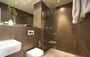 In-room Bathroom 7 XII Apostel Hotel Albergo