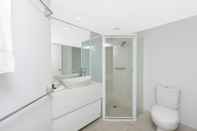 In-room Bathroom Astra Apartments - The Griffin