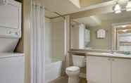 ห้องน้ำภายในห้อง 5 Stanton Suites Hotel Yellowknife
