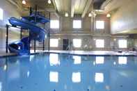 Swimming Pool Pomeroy Inn and Suites Chetwynd