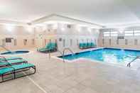 Kolam Renang Residence Inn Youngstown Warren/Niles