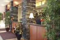 Lobby Pomeroy Inn & Suites Hotel Dawson Creek