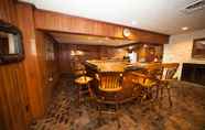 Restaurant 3 Log Cabin Lodge & Suites