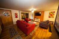 Common Space Log Cabin Lodge & Suites