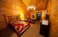 Kamar Tidur 5 Log Cabin Lodge & Suites