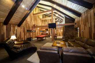 Lobby 4 Log Cabin Lodge & Suites