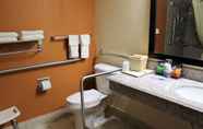 In-room Bathroom 5 Best Western Kenosha Inn