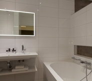 In-room Bathroom 6 The Rosendale