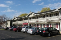 Common Space Chalet Motel Mequon