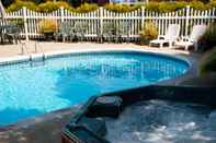 Swimming Pool Top Notch Inn