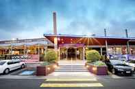 Exterior Nightcap at Sandown Park Hotel