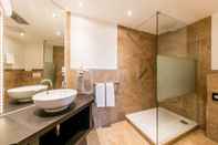 In-room Bathroom Hotel Bayerischer Hof