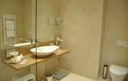 In-room Bathroom 6 SeeHuus Hotel