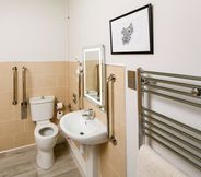 In-room Bathroom 3 ibis Styles Birmingham Oldbury