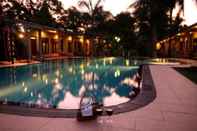 Swimming Pool Chaarya Resort & Spa by Chandrika