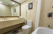 In-room Bathroom 3 Shangri La Hotel