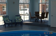 Swimming Pool 3 Carriage House Inn