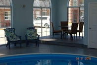 Swimming Pool Carriage House Inn