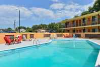 Swimming Pool Americas Best Value Inn Ponca City