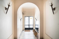 Sảnh chờ Neoclassical Athenian 2-bed Apt Balcony