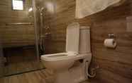 Toilet Kamar 5 Beautiful 2-bed Apartment in Ernakulam