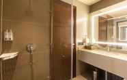 In-room Bathroom 6 Clarks Inn Express Ludhiana