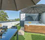 Common Space 3 Rooftop Home With Whirlpool & Sauna