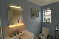 In-room Bathroom Immaculate 2-bed Apartment in Isleworth by River