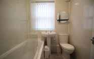 In-room Bathroom 5 Regent Choice - Town Centre - Fantastic House