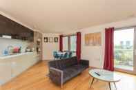 Ruang Umum Contemporary 1 Bedroom Apartment in Canning Town With Balcony