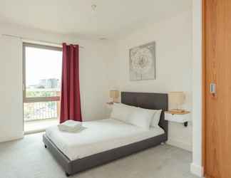 Bedroom 2 Contemporary 1 Bedroom Apartment in Canning Town With Balcony