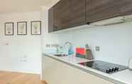 Bilik Tidur 6 Contemporary 1 Bedroom Apartment in Canning Town With Balcony