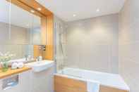 In-room Bathroom Contemporary 1 Bedroom Apartment in Canning Town With Balcony