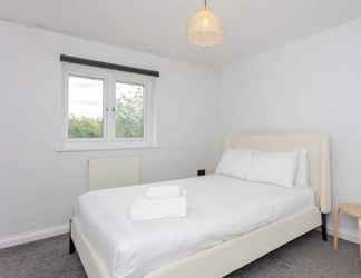 Lainnya 2 Bright 2 Bedroom House in Stratford With Garden