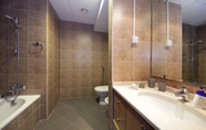 In-room Bathroom 3 Luxury 1 Bedroom in Hamilton Residency