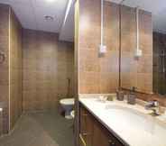 Toilet Kamar 3 Luxury 1 Bedroom in Hamilton Residency