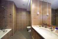 Toilet Kamar Luxury 1 Bedroom in Hamilton Residency