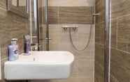 In-room Bathroom 4 Roundhay Apartments