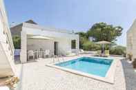 Swimming Pool Villa Foz AL in Set bal