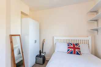 Bedroom 4 Homely 2 Bedroom House in Kennington With Garden