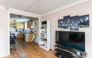 Restaurant 6 Homely 2 Bedroom House in Kennington With Garden