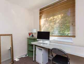 Bedroom 2 Homely 2 Bedroom House in Kennington With Garden