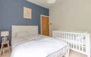 Kamar Tidur 7 Newly Renovated 2 Bedroom Apartment in Earlsfield With Garden