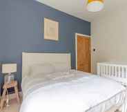 Kamar Tidur 7 Newly Renovated 2 Bedroom Apartment in Earlsfield With Garden