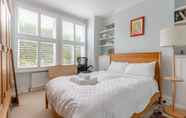 Kamar Tidur 5 Newly Renovated 2 Bedroom Apartment in Earlsfield With Garden