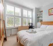 Kamar Tidur 5 Newly Renovated 2 Bedroom Apartment in Earlsfield With Garden