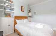 Kamar Tidur 6 Newly Renovated 2 Bedroom Apartment in Earlsfield With Garden