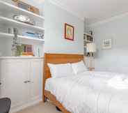 Kamar Tidur 6 Newly Renovated 2 Bedroom Apartment in Earlsfield With Garden