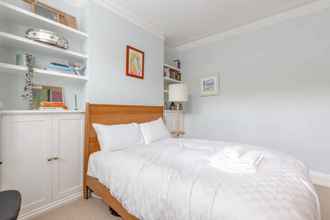 Kamar Tidur 4 Newly Renovated 2 Bedroom Apartment in Earlsfield With Garden