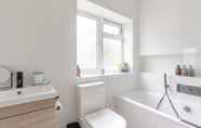 In-room Bathroom 3 Newly Renovated 2 Bedroom Apartment in Earlsfield With Garden